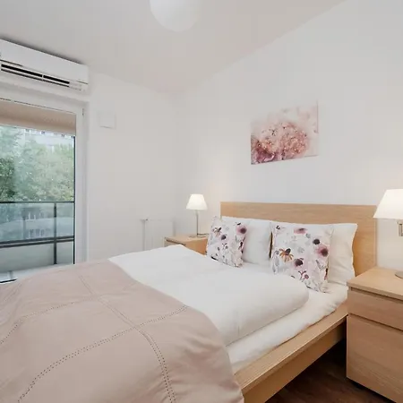 Legnicka With Parking By Renters Apartment Wroclaw